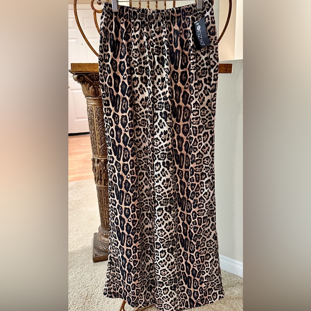 🎁NWT Onzie Leopard Pants S/M🎁